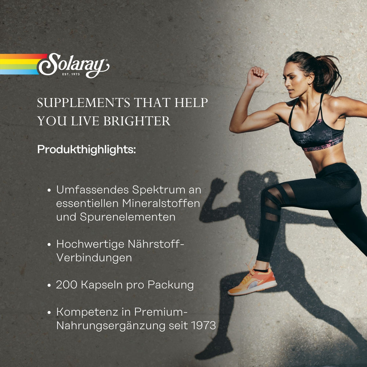 Das Bild zeigt eine sportliche Frau in Bewegung, die Sportbekleidung trägt. Links im Bild ist das Logo von Solaray zu sehen, darunter der Slogan 'SUPPLEMENTS THAT HELP YOU LIVE BRIGHTER'. Darunter stehen Produkthighlights wie 'Umfassendes Spektrum an essentiellen Mineralstoffen und Spurenelementen', 'Hochwertige Nährstoff-Verbindungen', '200 Kapseln pro Packung' und 'Kompetenz in Premium-Nahrungsergänzung seit 1973'. Der Hintergrund ist eine graue Betonwand.