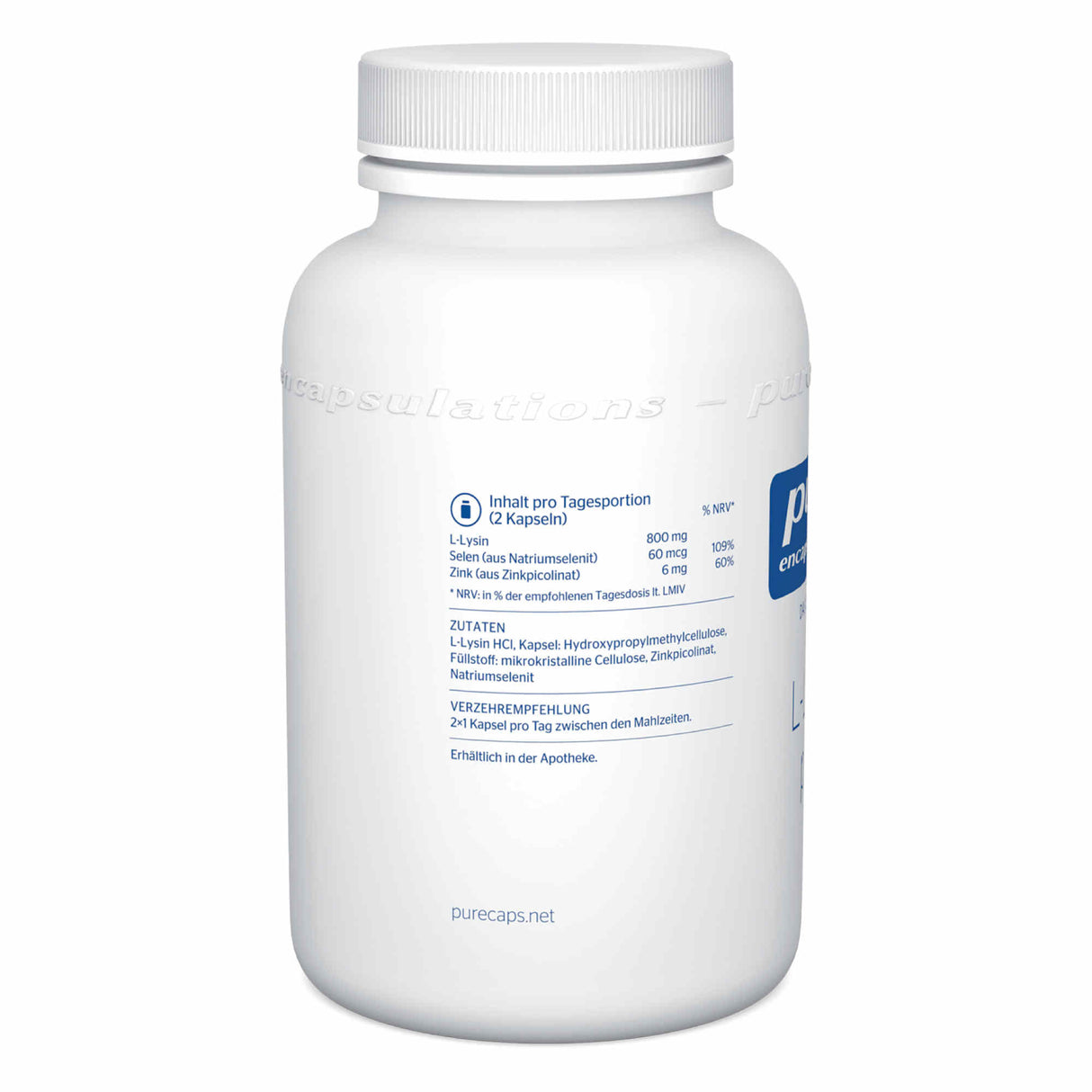 Das Bild zeigt eine weiße Plastikflasche mit einem Schraubverschluss. Auf der Flasche befindet sich ein Etikett mit Informationen zu den Inhaltsstoffen und der Verzehrempfehlung. Die Flasche enthält Nahrungsergänzungsmittel mit L-Lysin, Selen und Zink. Auf dem Etikett sind die Mengenangaben pro Tagesportion (2 Kapseln) für L-Lysin (800 mg), Selen (60 mcg) und Zink (6 mg) angegeben. Die Verzehrempfehlung lautet: 2x1 Kapsel pro Tag zwischen den Mahlzeiten. Die Flasche ist in Apotheken erhältlich. Der Hintergr