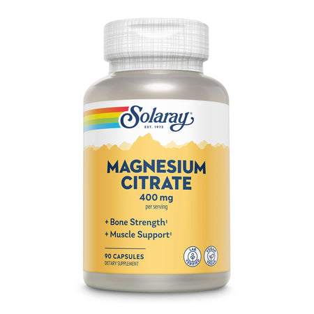 Eine Plastikflasche mit einem Etikett, das "Solaray Magnesium Citrate 400 mg" zeigt. Das Etikett ist gelb mit einem Regenbogenstreifen oben. Die Flasche enthält 90 Kapseln, die für Knochenstärke und Muskelunterstützung beworben werden.