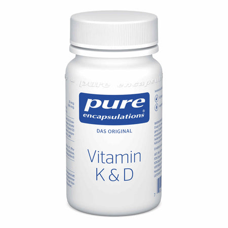 Weiße Plastikflasche mit blauem Etikett. Aufschrift: 'pure encapsulations, Vitamin K & D'. Die Flasche hat einen weißen Schraubverschluss. Das Etikett zeigt zudem 'Das Original'. Keine weiteren Objekte oder Personen im Bild.