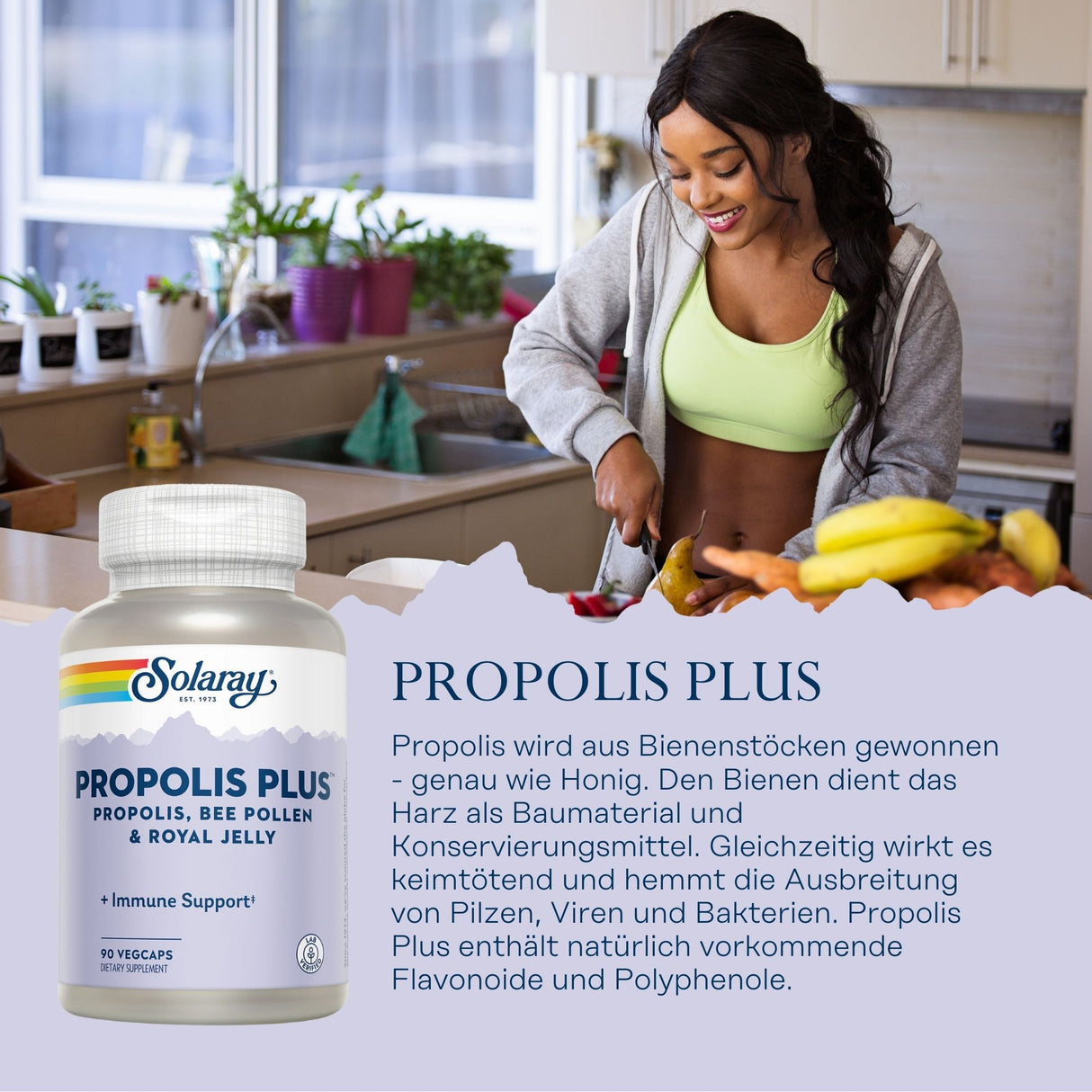 Eine Frau in sportlicher Kleidung schneidet Obst in einer modernen Küche. Auf der linken Seite des Bildes ist eine Verpackung von Solaray Propolis Plus zu sehen. Im Hintergrund sind Pflanzen und Küchenutensilien sichtbar. Ein Text beschreibt die Vorteile von Propolis Plus.