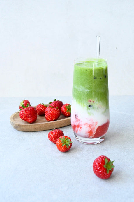 Erdbeer-Gerstengrassaft-Iced Latte