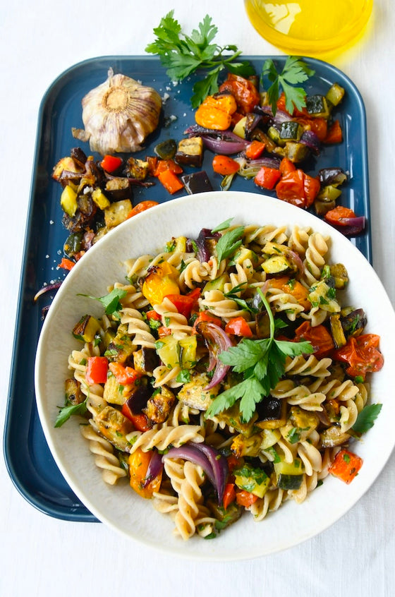 Mediterrane Pasta mit Ofengemüse & geschmortem Knoblauch