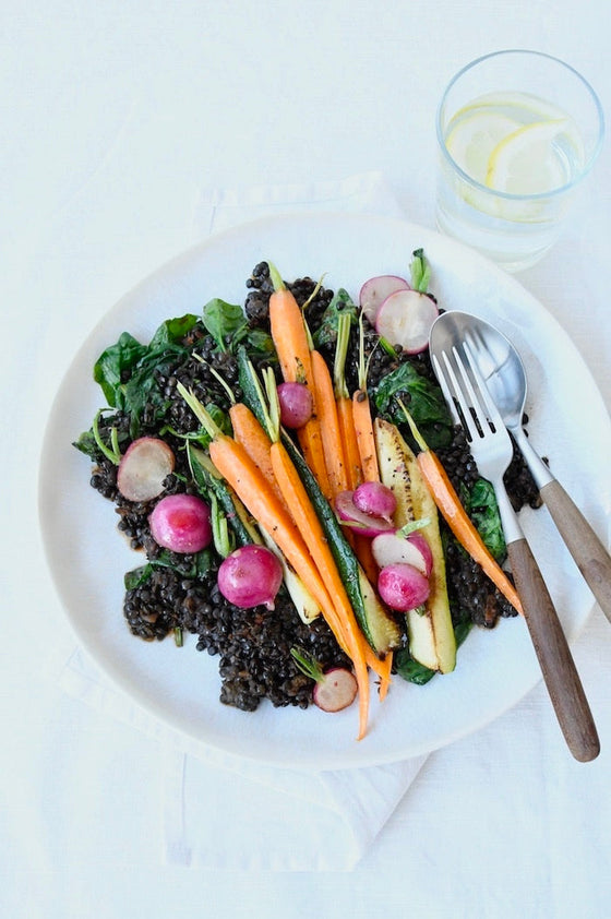 Vegane Beluga-Linsen mit Frühlingsgemüse: fein, aromatisch und nährstoffreich