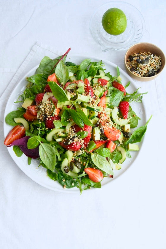 Leichter Erdbeer-Basilikum-Salat mit Avocado für strahlende Haut