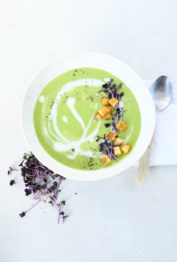 Grüne Erbsensuppe mit Microgreens vom Rettich