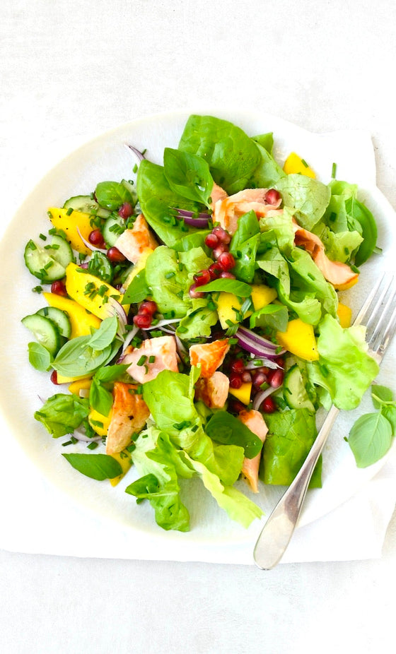 Frühlingssalat mit Lachs, Mango & frischen Kräutern