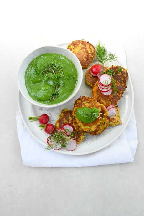 Gemüsepuffer mit veganer „grüner Sauce“