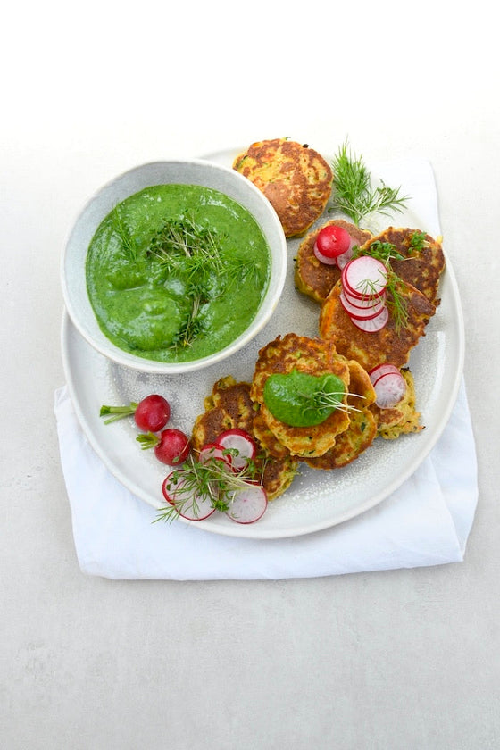 Gemüsepuffer mit veganer „grüner Sauce“