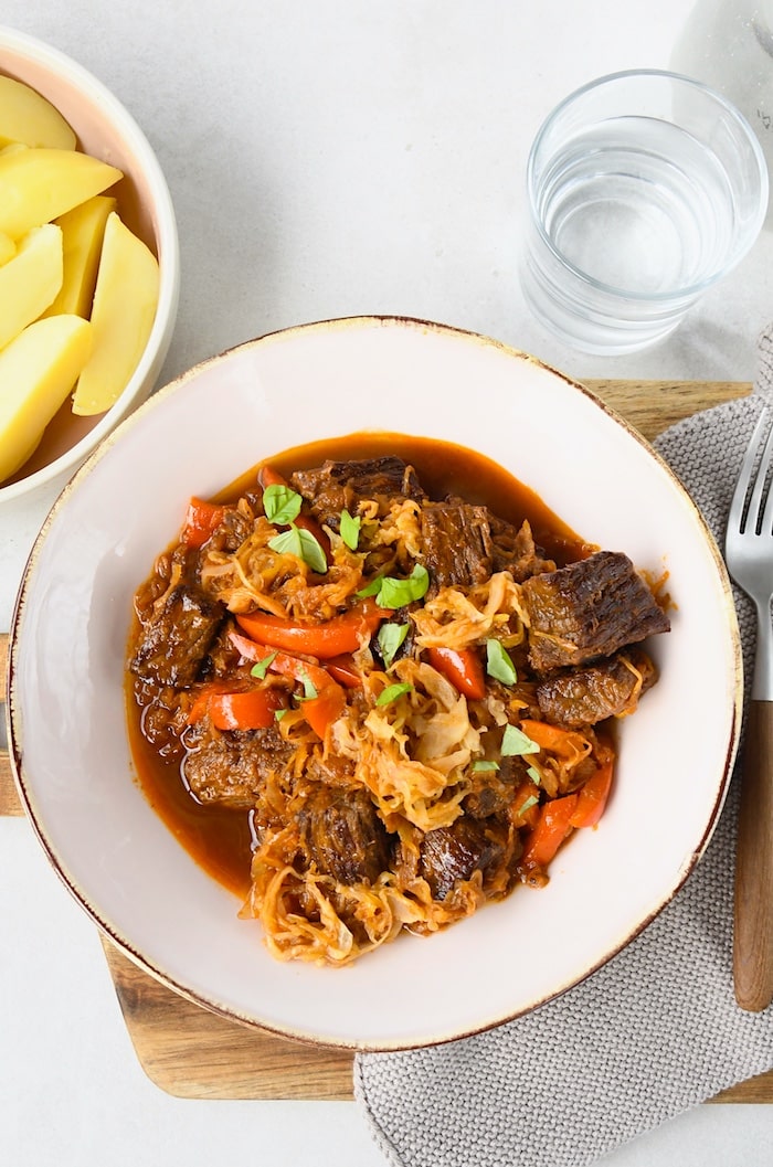 Mildes Rindergulasch mit Sauerkraut & Paprika