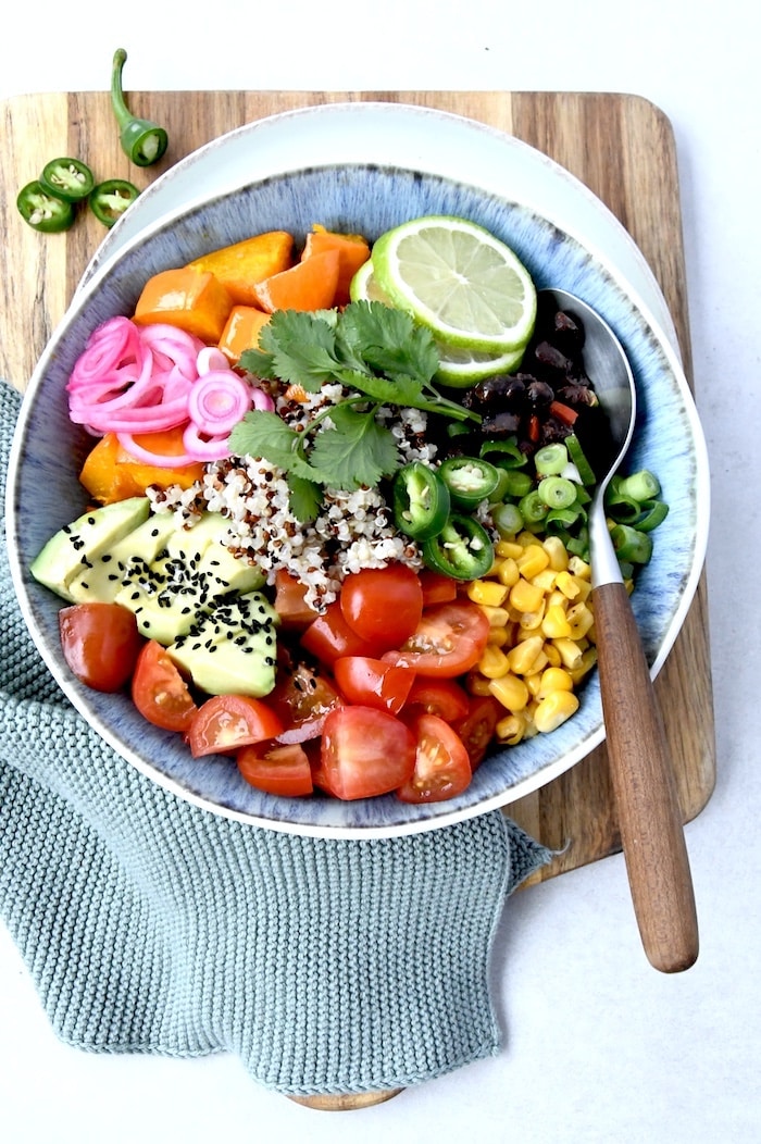 Nicoya-Bowl mit schwarzen Bohnen – sättigende Power-Bowl aus Costa Rica