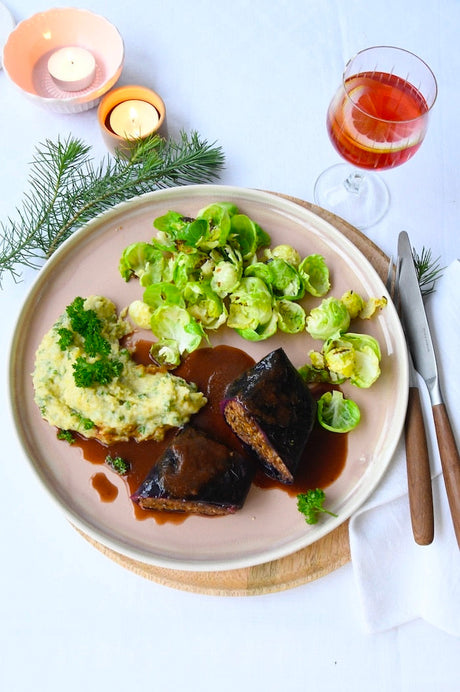 Vegane Rotkohl-Rouladen mit Linsen-Quinoa-Füllung & cremiger Petersilien-Polenta