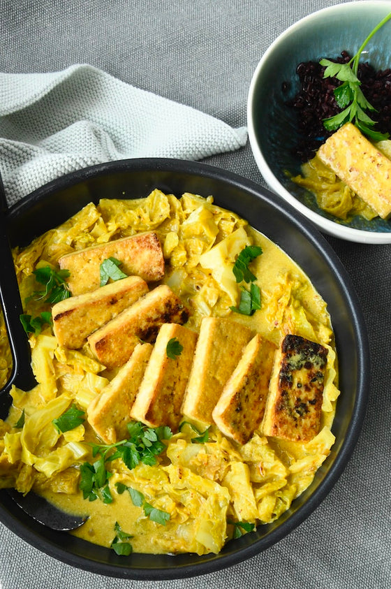 Cremiger Wirsing und Tofu in goldener Currysauce