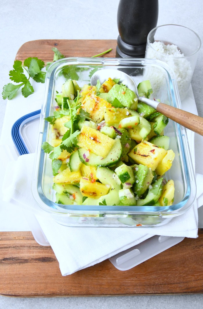 Asiatischer Gurkensalat mit gegrillter Ananas