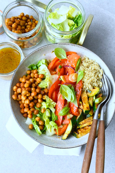 Kichererbsen auf Quinoa-Gemüse-Bowl mit oder ohne Hähnchen