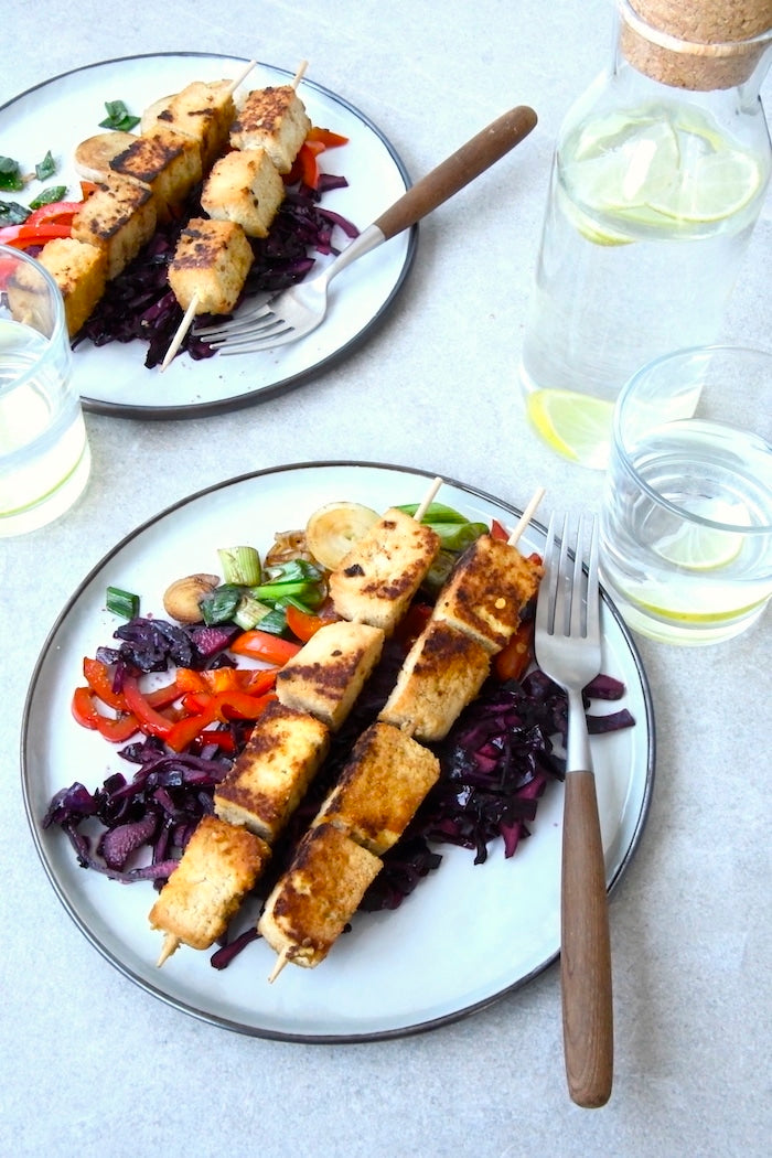 Tofuspieße vom Grill mit Wok-Gemüse