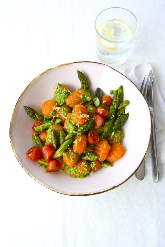 Süßkartoffel-Gnocchi mit Pesto, grünem Spargel und Tomaten