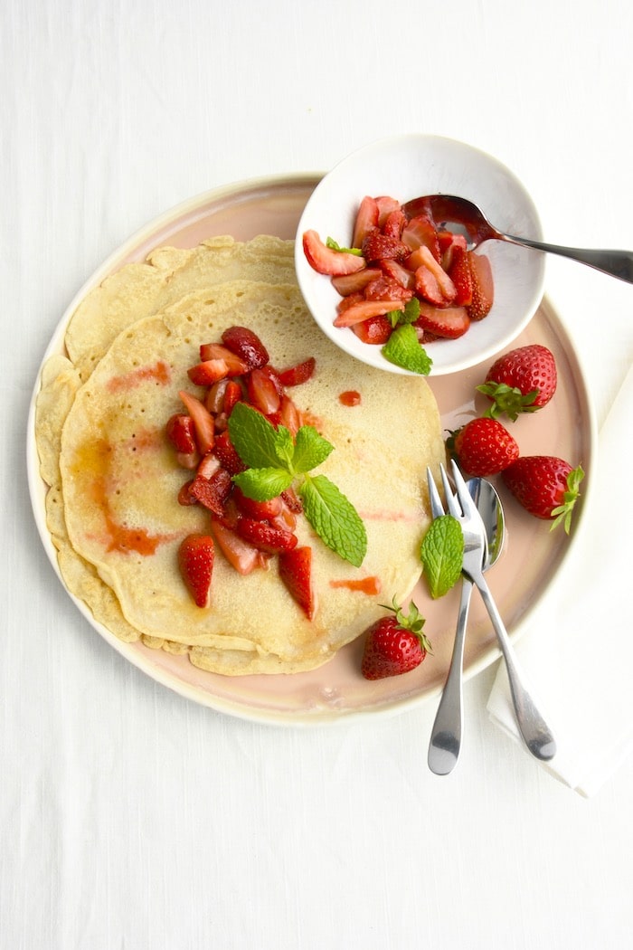 Pfannkuchen mit Erdbeerkompott