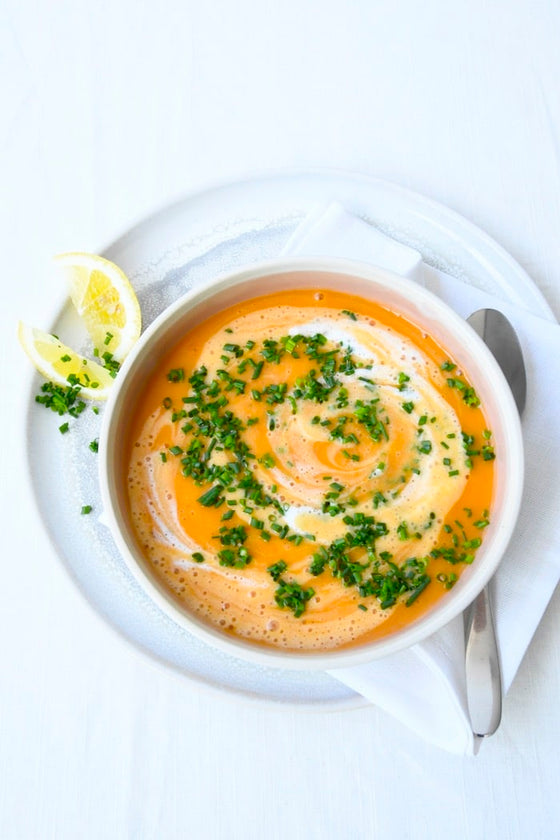 Möhren-Kartoffelsuppe mit Kräutern