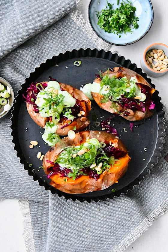 Süßkartoffel-Kumpir mit Rotkohl, Kräuter-Joghurt und Pinienkernen