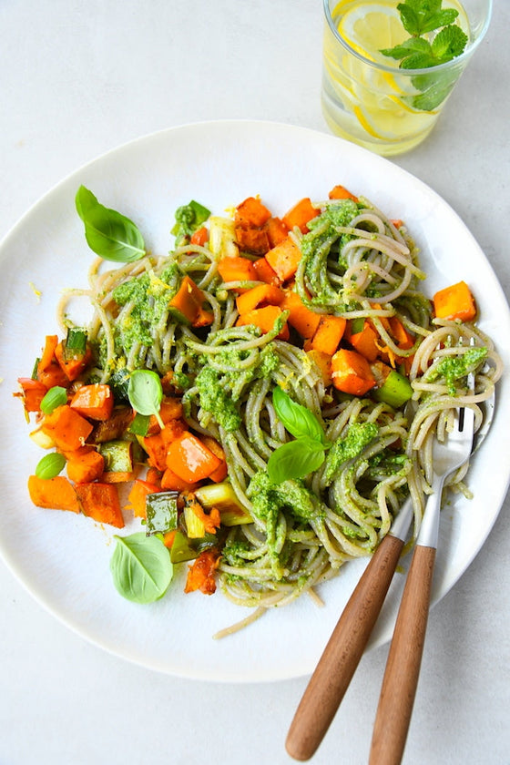 Glutenfreie Nudeln mit frischem Pesto und Kürbis