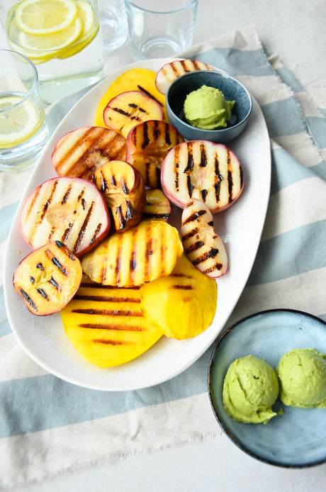 Gegrillte Früchte mit Avocado-Zitronen-Eis