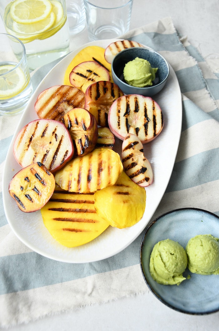 Gegrillte Früchte mit Avocado-Zitronen-Eis