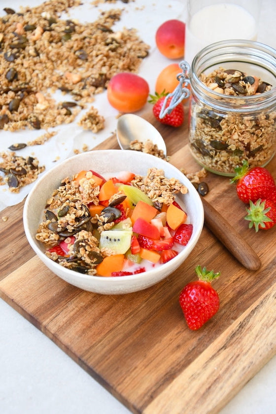 Selbstgemachtes Knuspermüsli mit Früchten