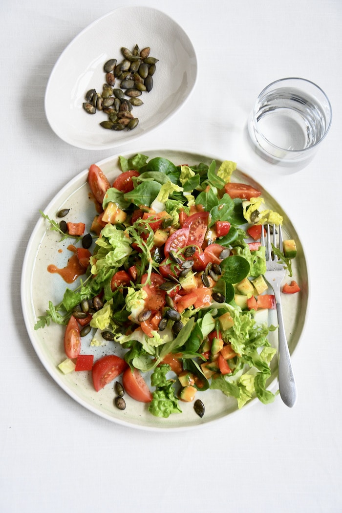 Bunter Salat mit gerösteten Kürbiskernen