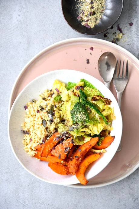 Hirse-Bowl mit Wirsing, Kürbis & Omega-3-Dulse-Topping