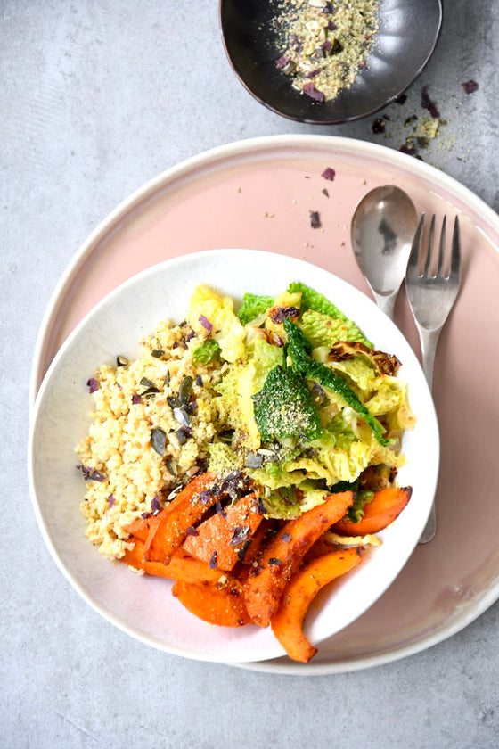 Hirse-Bowl mit Wirsing, Kürbis & Omega-3-Dulse-Topping