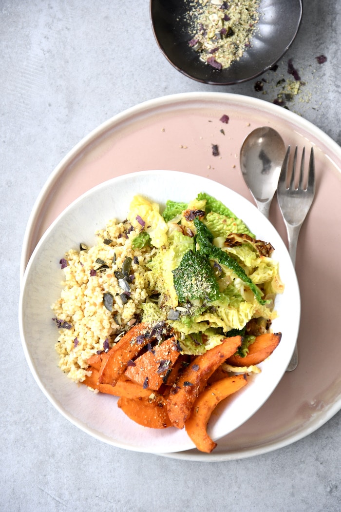 Hirse-Bowl mit Wirsing, Kürbis & Omega-3-Dulse-Topping