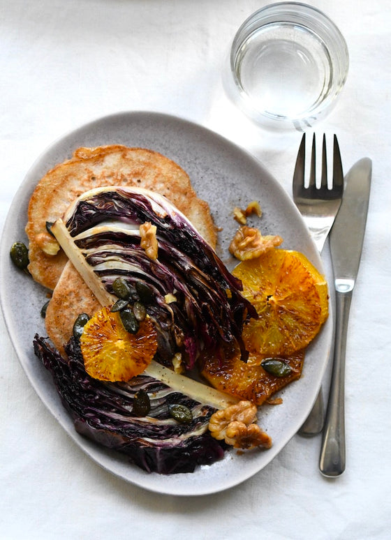 Blinis mit gebratenem Radicchio, Nüssen und Orange
