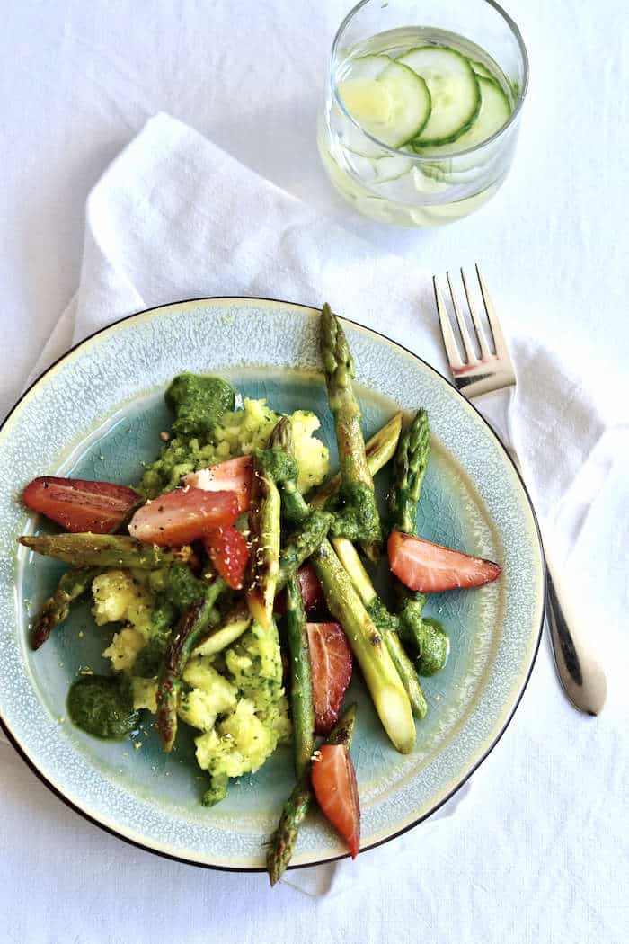 Grüner Spargel mit Petersilienpesto, Kartoffelstampf und Erdbeeren