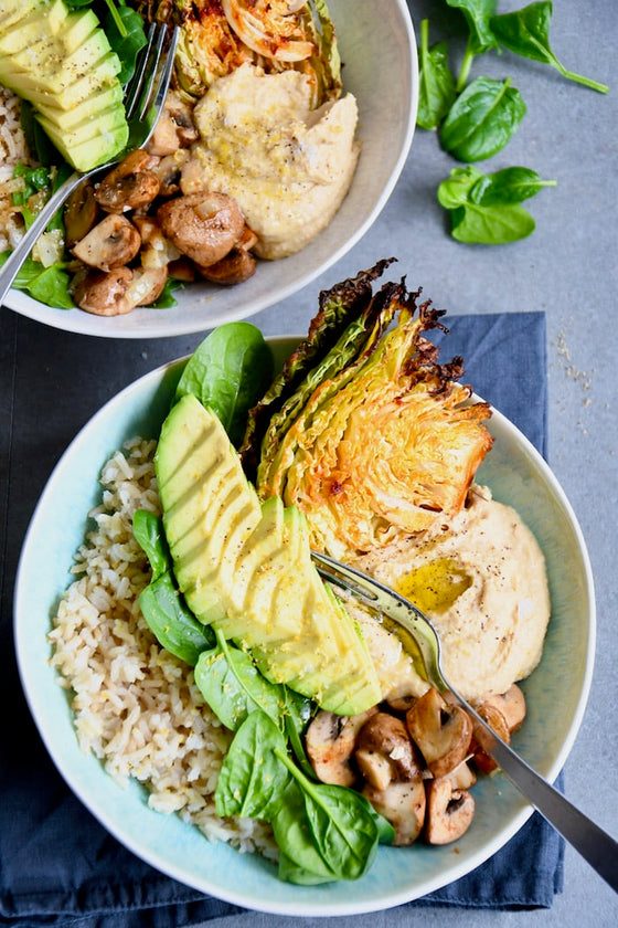 Veggie-Bowl mit Vollkornreis & Hummus