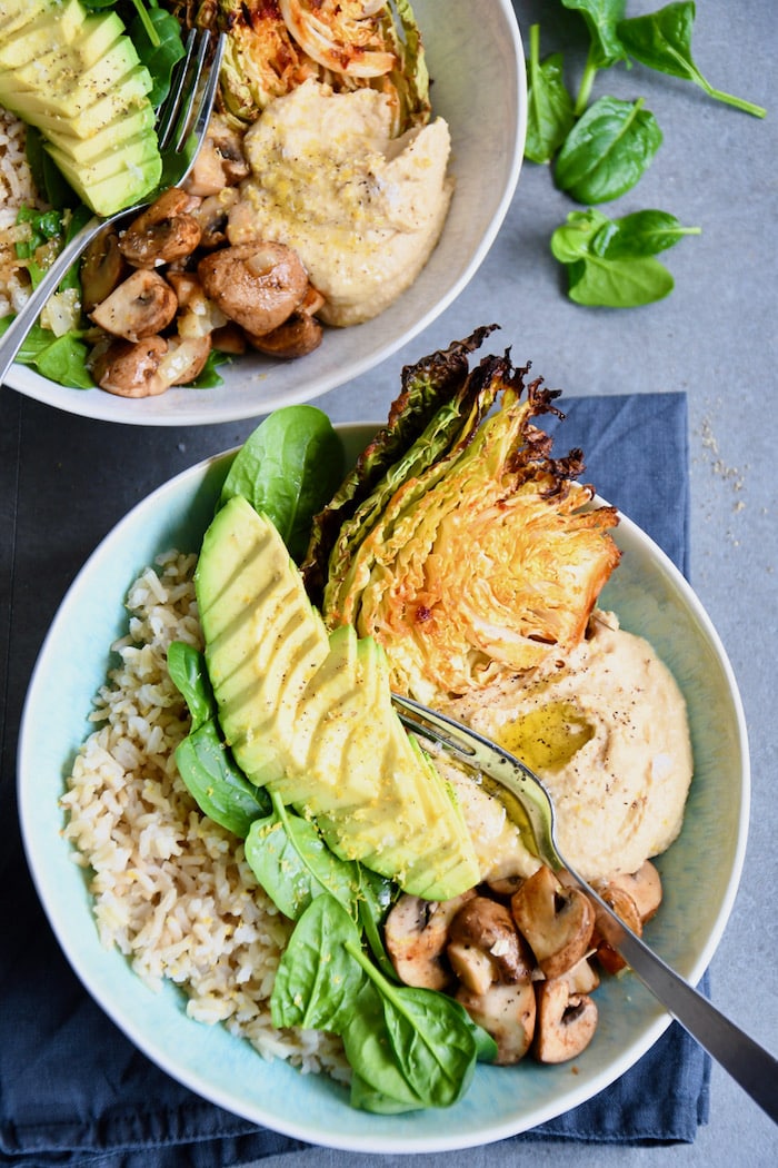 Veggie-Bowl mit Vollkornreis & Hummus