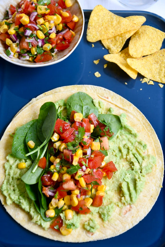 Mais-Tortillas mit Tomaten-Mais-Salsa und Avocadocreme