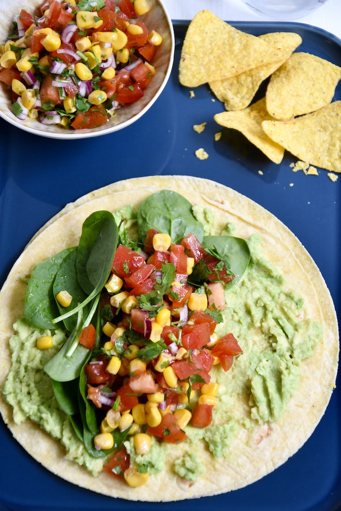 Mais-Tortillas mit Tomaten-Mais-Salsa und Avocadocreme