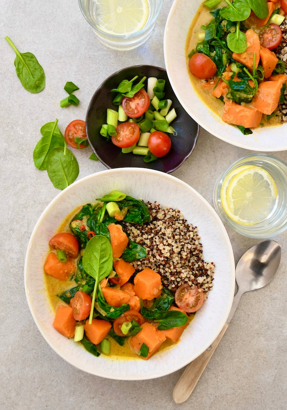 Süßkartoffel-Curry mit Quinoa und Spinat
