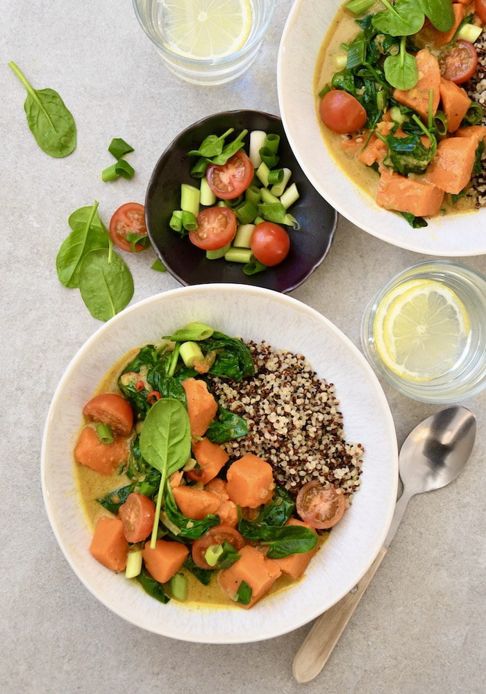 Süßkartoffel-Curry mit Quinoa und Spinat