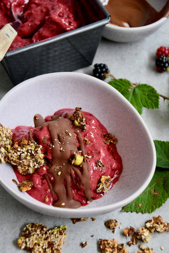 Brombeereis mit Crunch