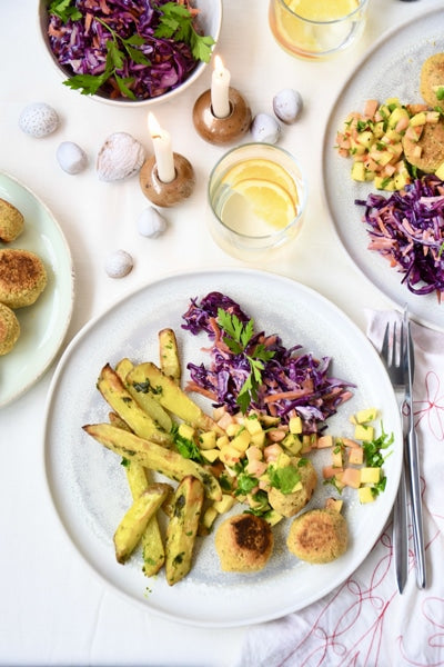 Falafel mit Rotkohlslaw und fruchtiger Salsa