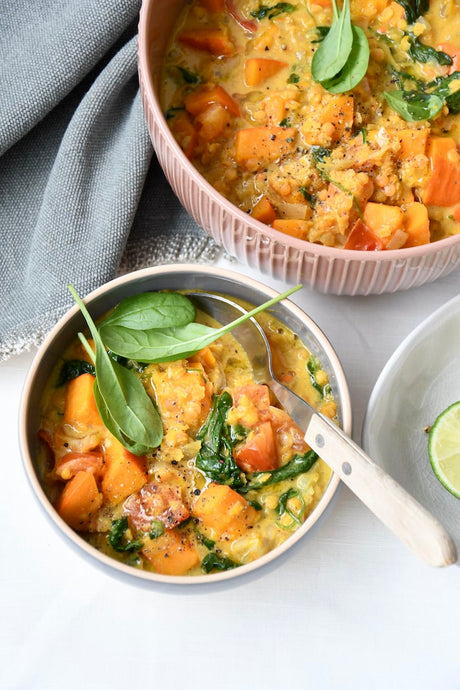Veganer Kürbis-Linsen-Eintopf mit Spinat