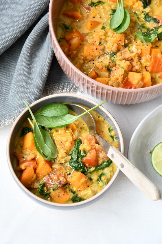 Veganer Kürbis-Linsen-Eintopf mit Spinat