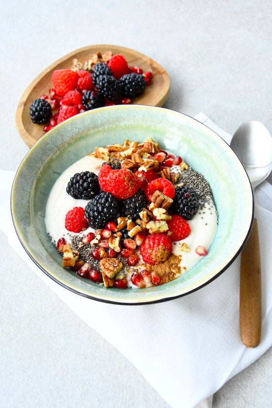 Beeren-Chia-Bowl mit Nüssen 