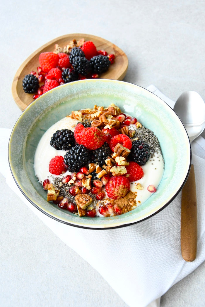Beeren-Chia-Bowl mit Nüssen