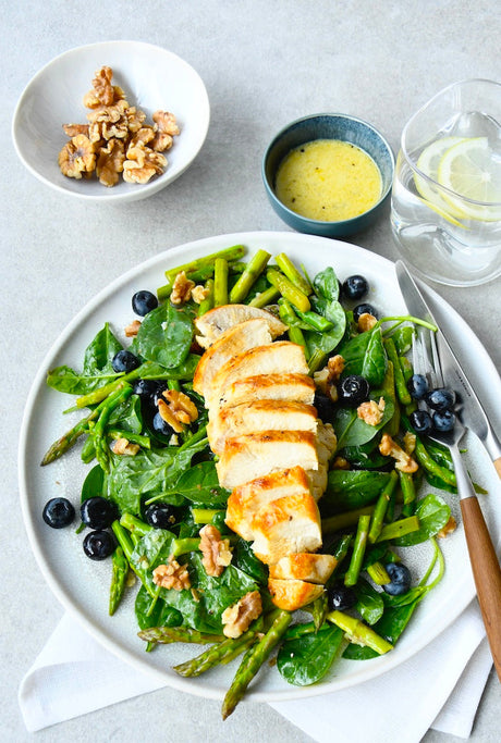 Gebratene Hähnchenbrust auf Spargel-Heidelbeersalat