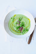 Kalte Avocado-Gurken-Suppe mit jungen Erbsen