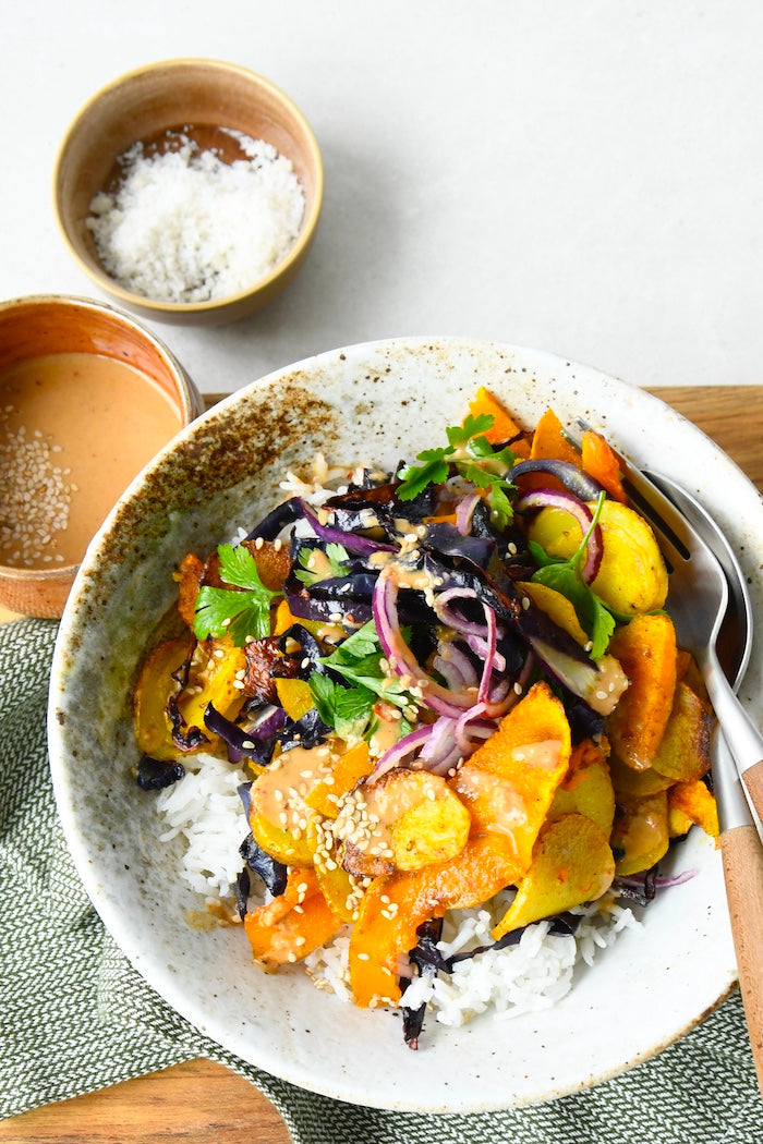 Geröstete Rotkohl-Bowl mit Chili-Ingwer-Dressing