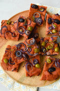 Rote-Bete-Focaccia mit Oliven & Rosmarin